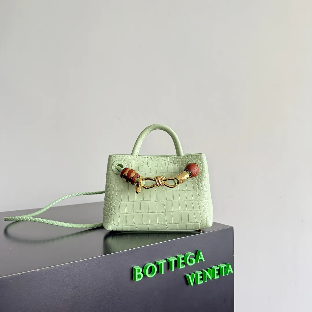 Batch 2880 BOTTEGA VENETA crocodile leather mini andiamo is paired with a four-piece oak hardware set, making the entire bag more layered. As a classic model of the BV family, each innovation brings different surprises to fans. There are three ways to carry it with different makeup. Crocodile skin is called the gold in leather and is famous for its top luxury and rarity. During use, the luster of the crocodile skin will not fade or fade with time. No matter how long it is used, it will still remain new. And because each crocodile skin is different, the effect of each crocodile leather bag is different. Style number: 777614+wood hardware Size: 22*15.5*9cm